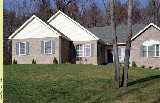 The h-shape and front bump-outs lend this ranch a contemporary feel - Manufacturer: Avis